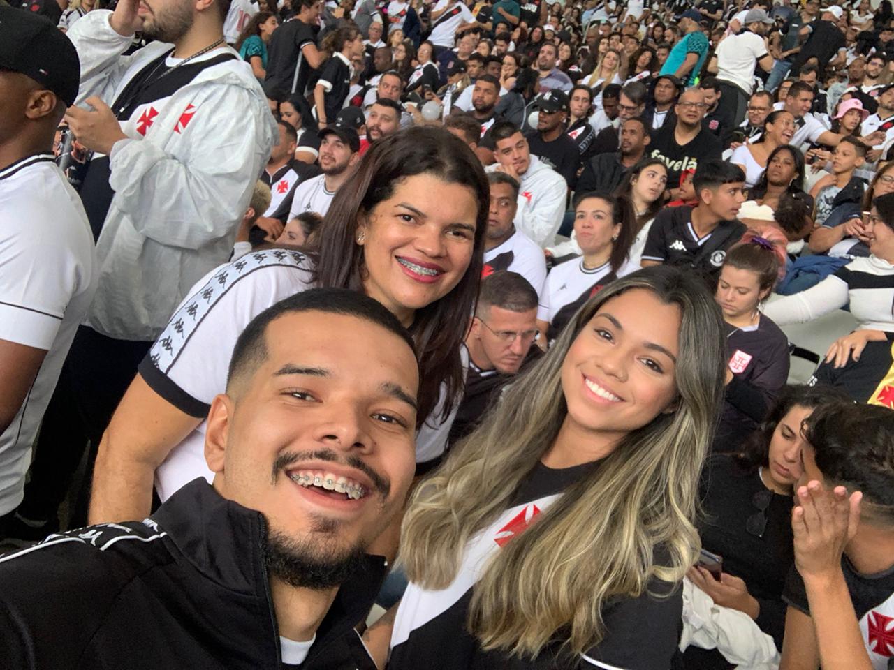 Arthur, namorada e mãe no estádio